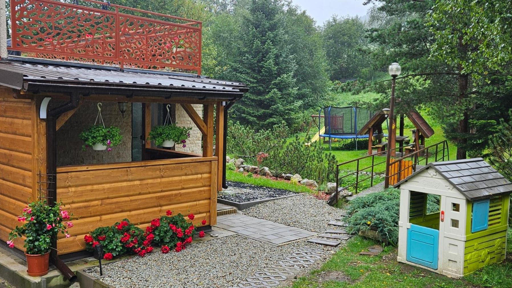 Studio Julia Zdiar Luaran gambar